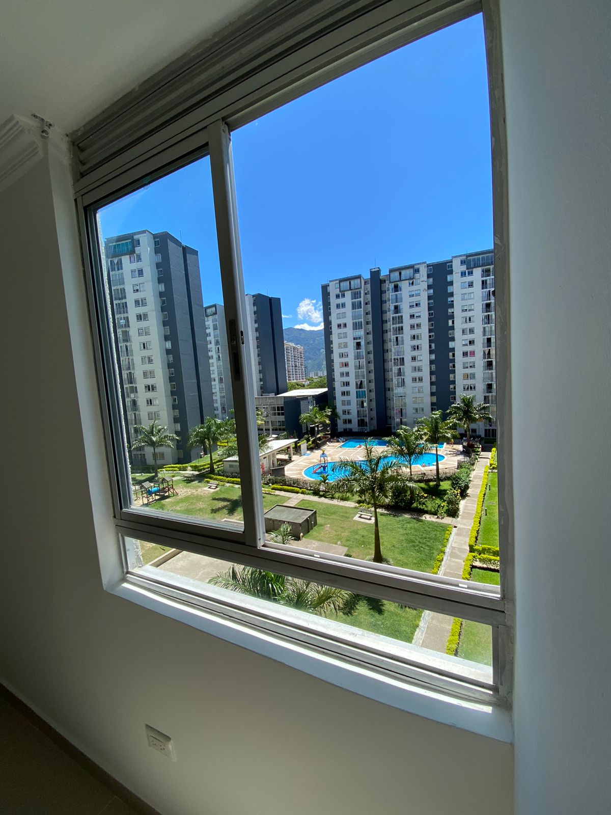 VENTA HERMOSO APARTAMENTO - ACABADOS DE LUJO VISTA A LA PISCINA (IBAGUÉ VIA AEROPUERTO 3224674131/3188500845/3156070603/3002301347)