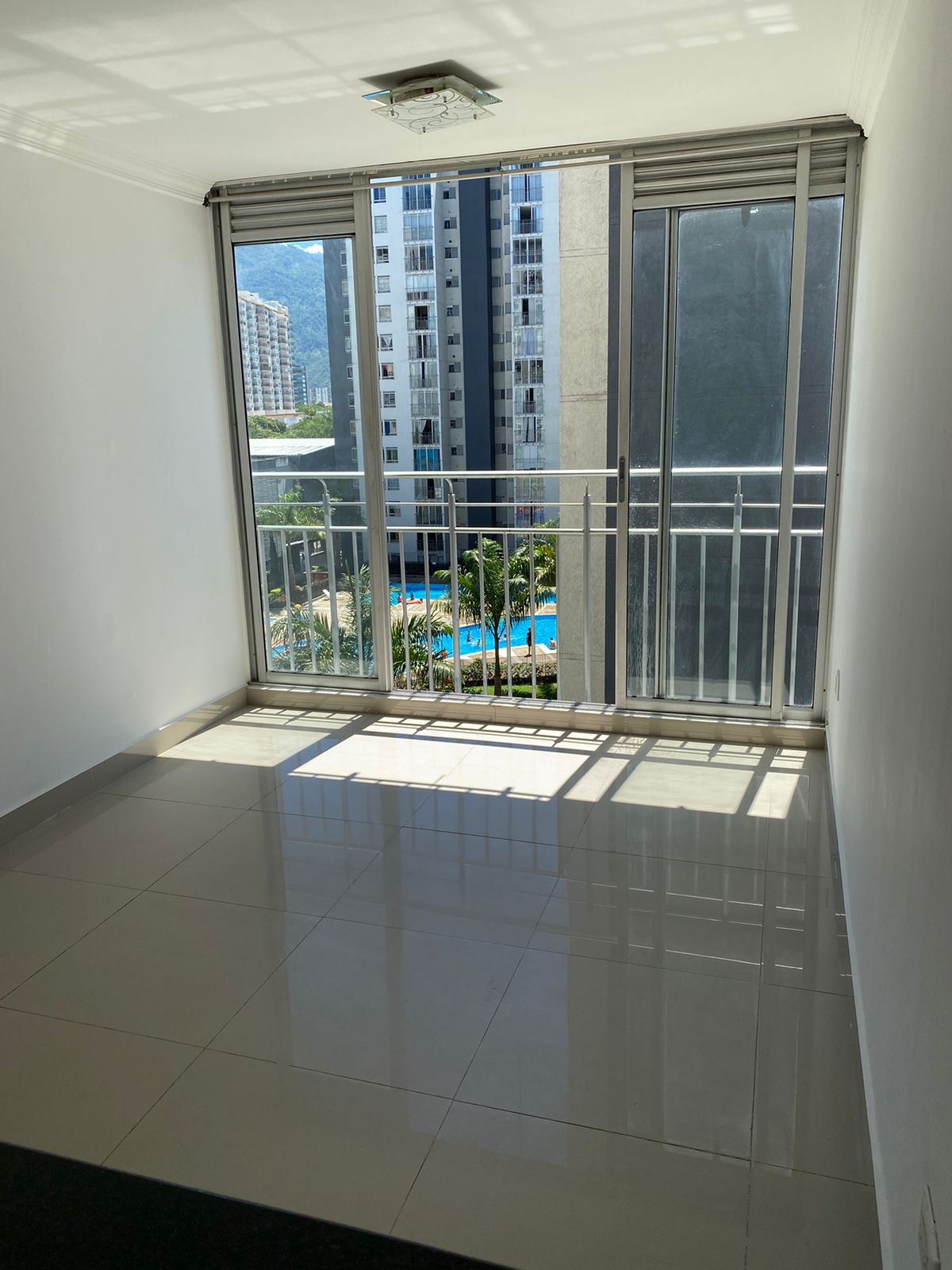 Sala con vista a la piscina